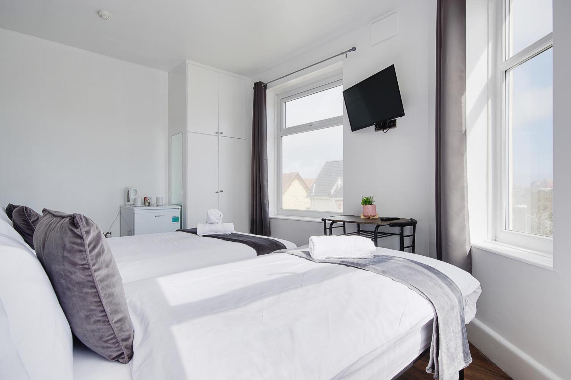 Azure Beach Hotel Bournemouth Bagian luar foto