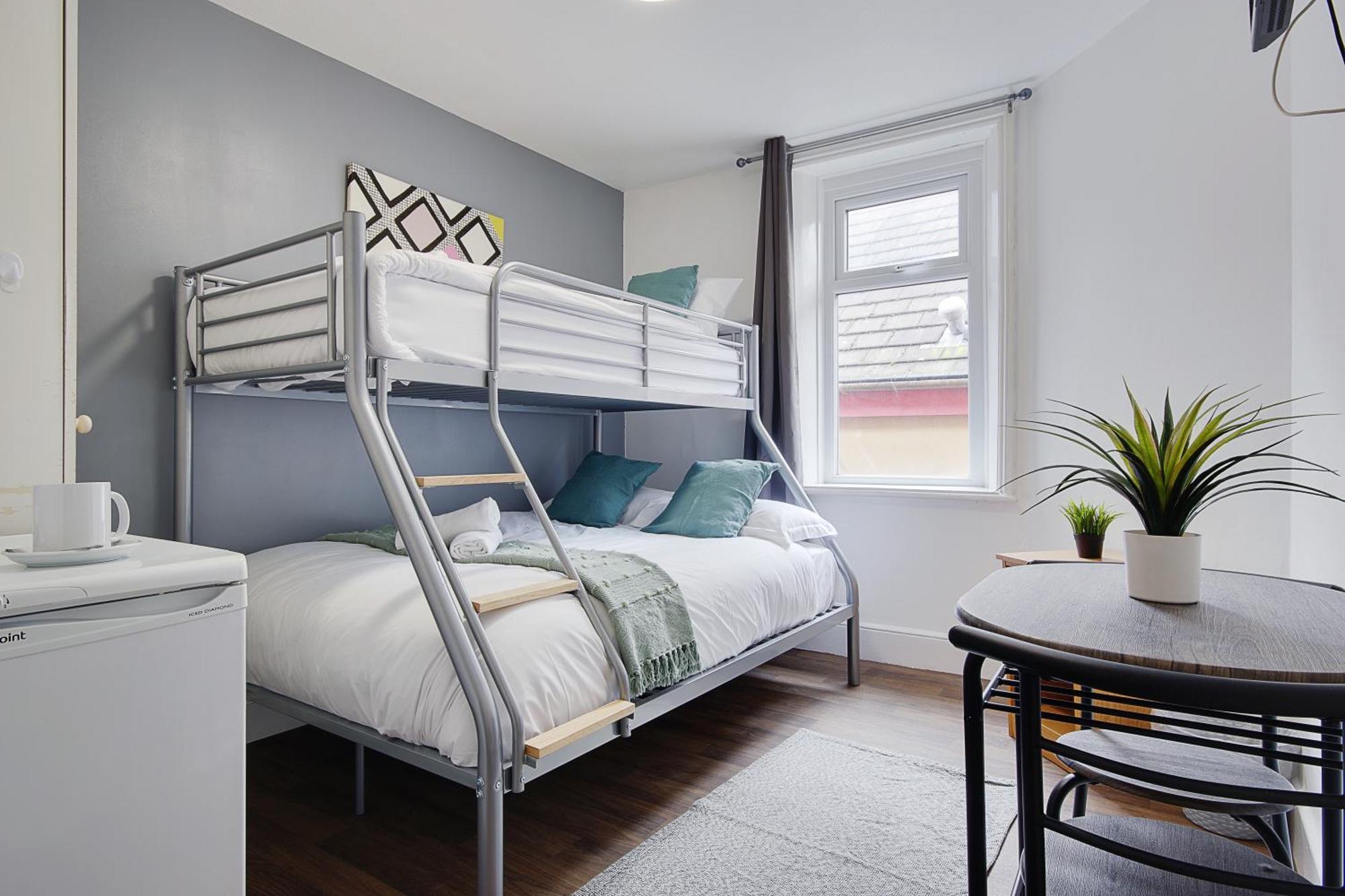 Azure Beach Hotel Bournemouth Bagian luar foto