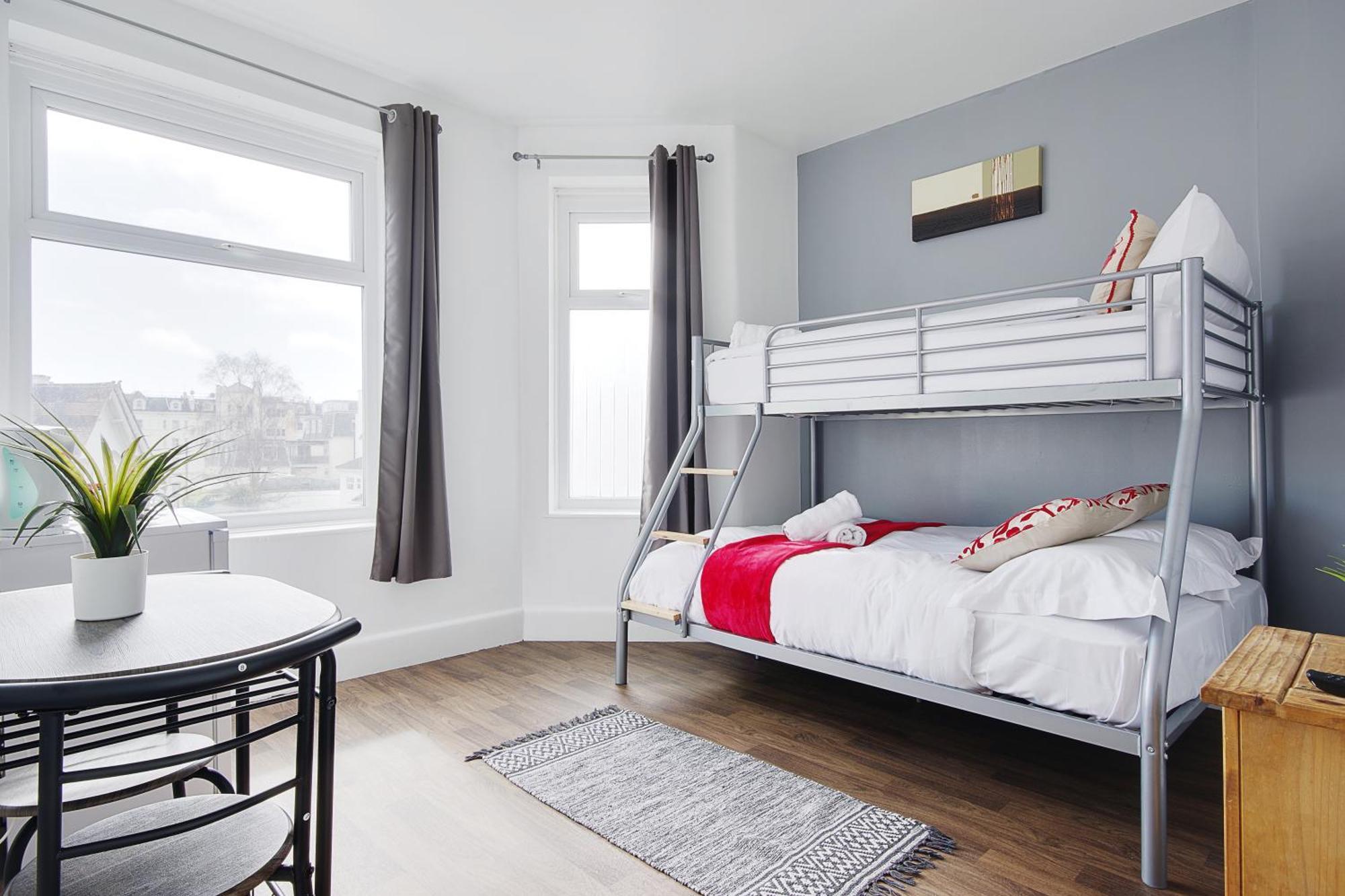 Azure Beach Hotel Bournemouth Bagian luar foto