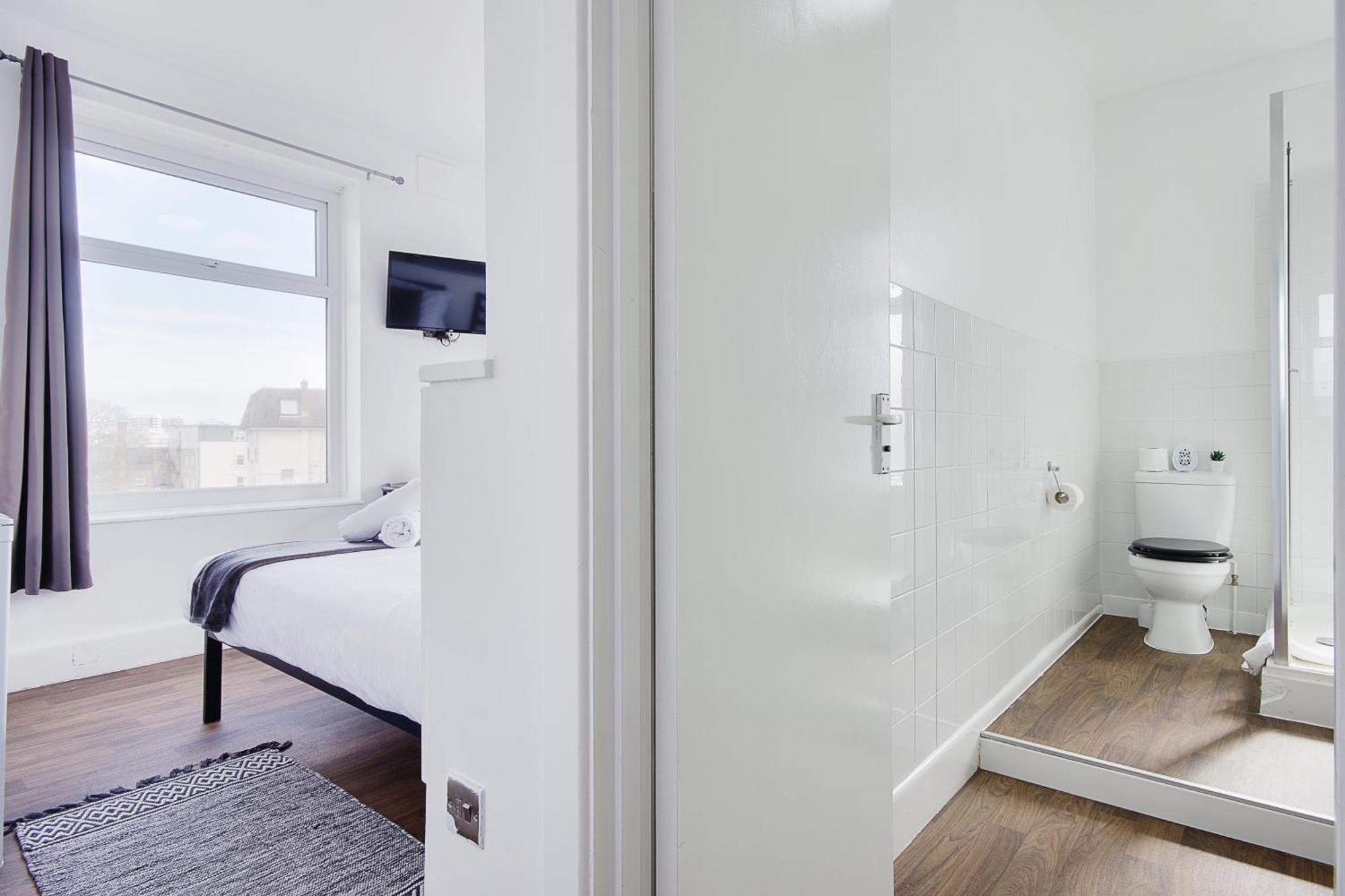 Azure Beach Hotel Bournemouth Bagian luar foto
