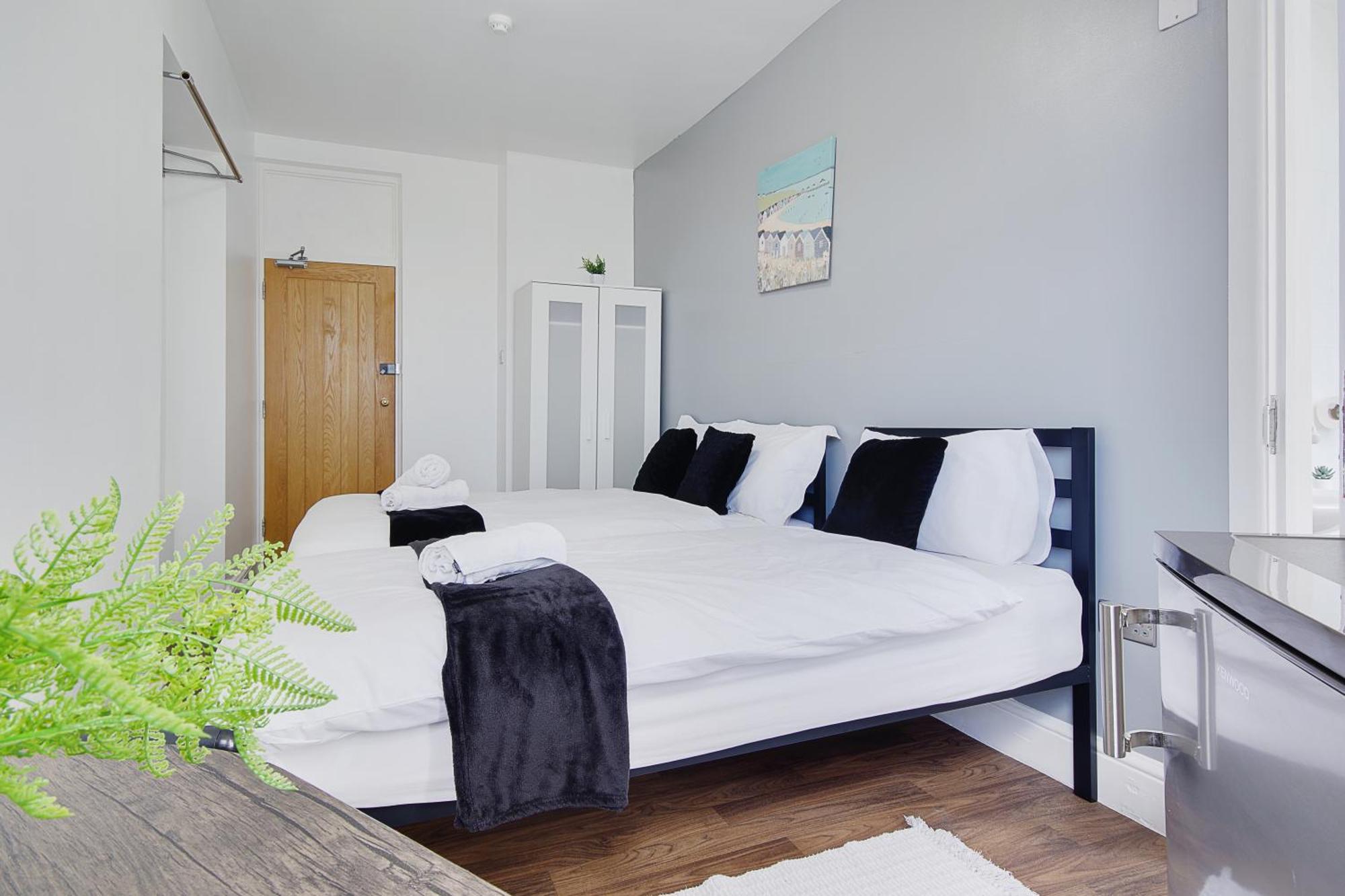 Azure Beach Hotel Bournemouth Bagian luar foto