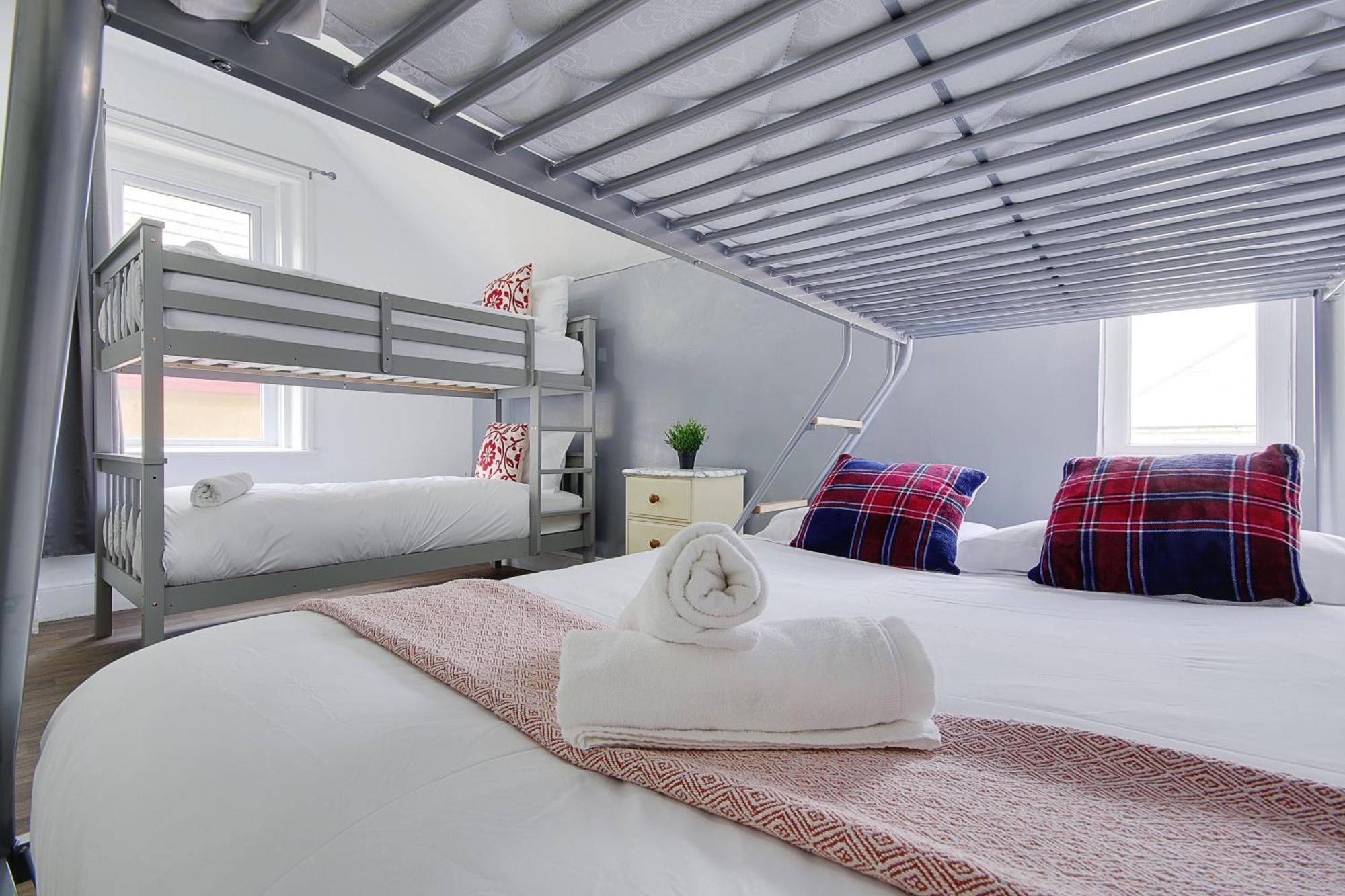 Azure Beach Hotel Bournemouth Bagian luar foto