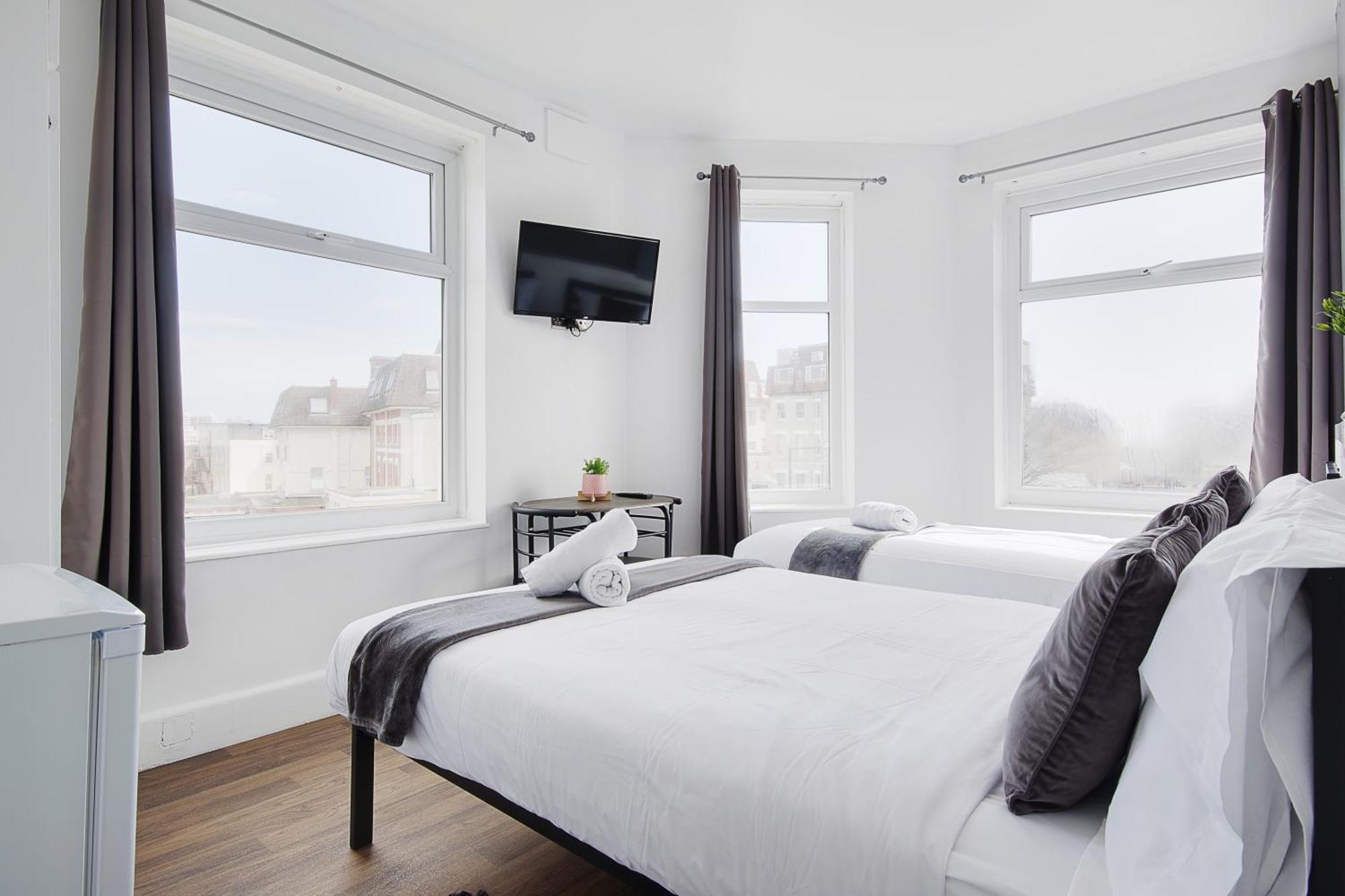 Azure Beach Hotel Bournemouth Bagian luar foto